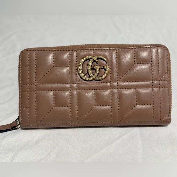 Authenticated Gucci Pearl Matelasse Wallet - Picture 1 of 9